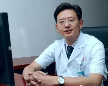 病人康复是医生最大的幸福！在印尼，这位医生惊喜遇见11年前救治的巨瘤患者