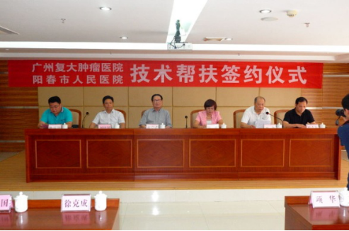 刘建国与项华分别代表两家医院在技术帮扶协议书上签字