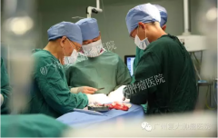 二十年前头撞车窗，男子长出三斤巨瘤