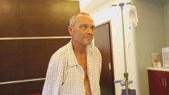 他是肝脏恶性肿瘤患者，从丹麦赶到这里接受消瘤减瘤治疗后，生命得以延续